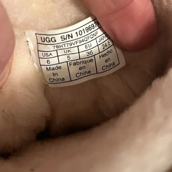 ✨UGG Classic Short Star Print Boots • Size 6✨ - Picture 8 of 9